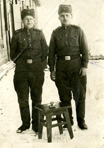 KKE 3683.jpg - Od lewej: pierwszy Wacław Rudak brat Jadwigi Kulikowskiej ze znajomym. Krym, 23 maj 1954 r.